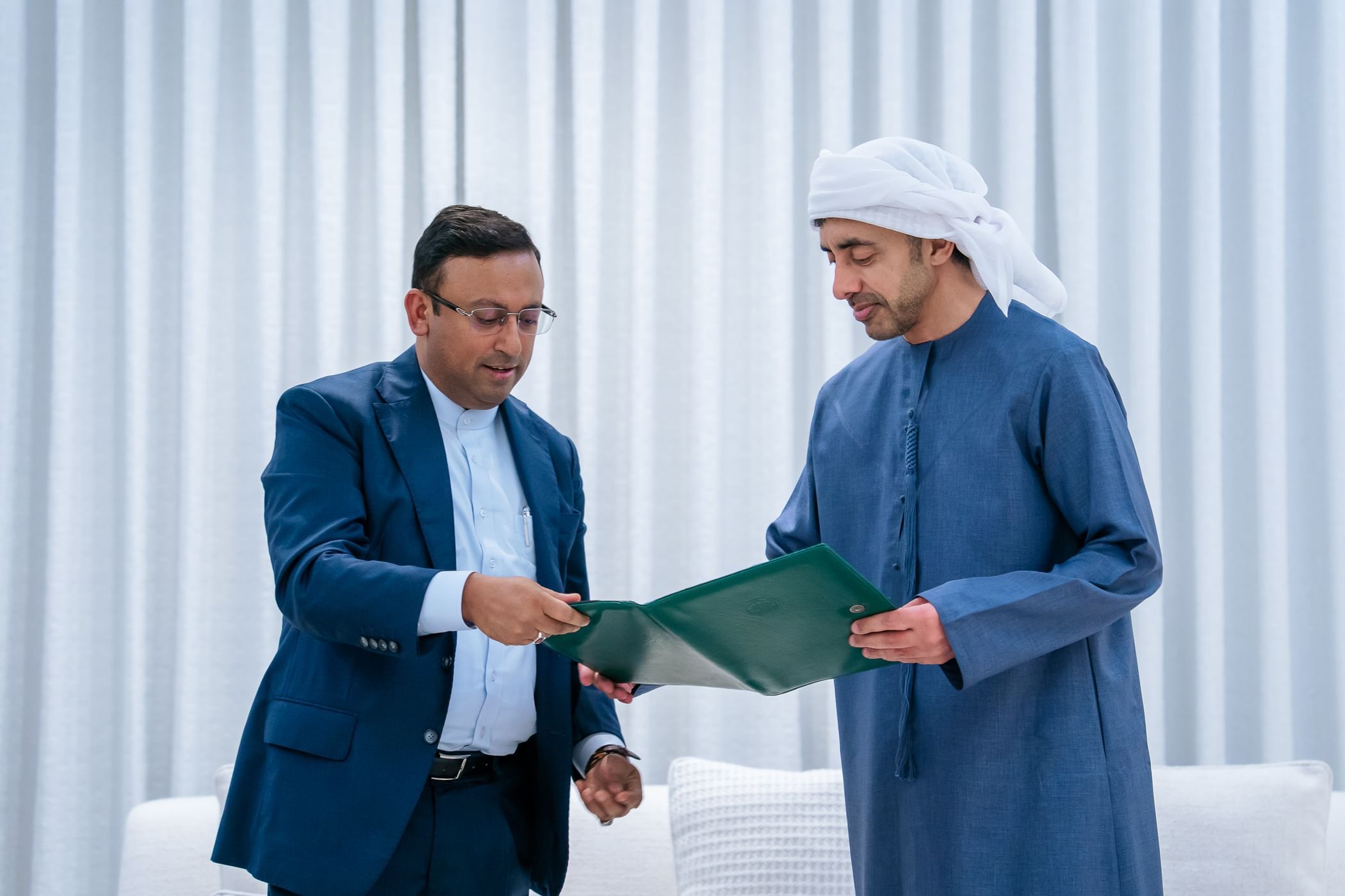 رئيس الدولة يتلقى رسالة خطية من رئيس وزراء بنغلاديش تسلمها عبدالله بن زايد