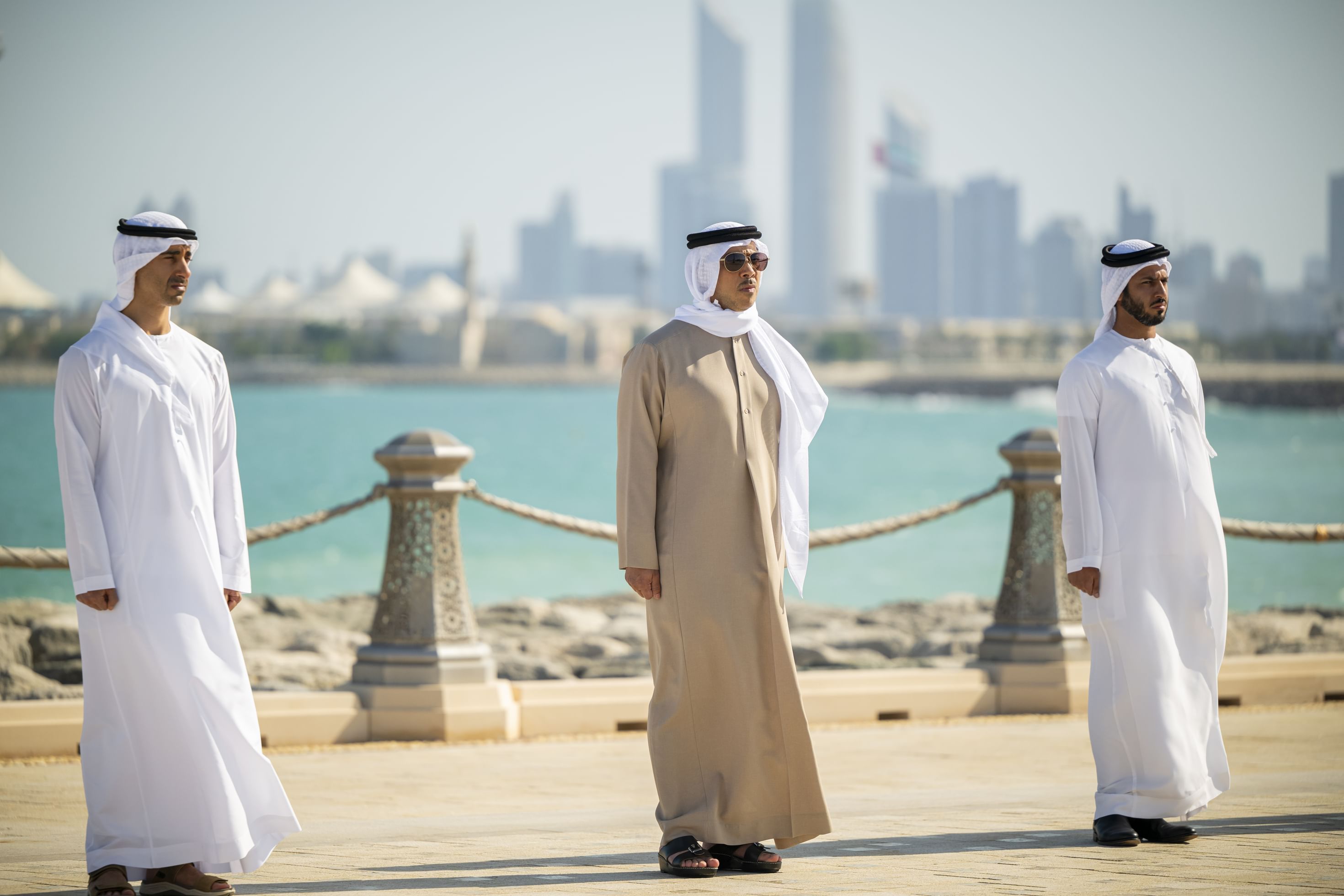 منصور بن زايد يرفع علم الإمارات على سارية قصر الوطن